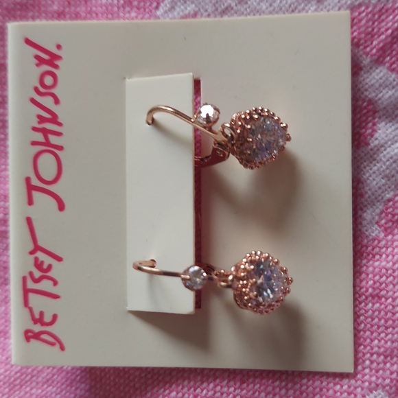 Betsey Johnson ROSE GOLD CRYSTAL HEART EARRINGS - Picture 3 of 4